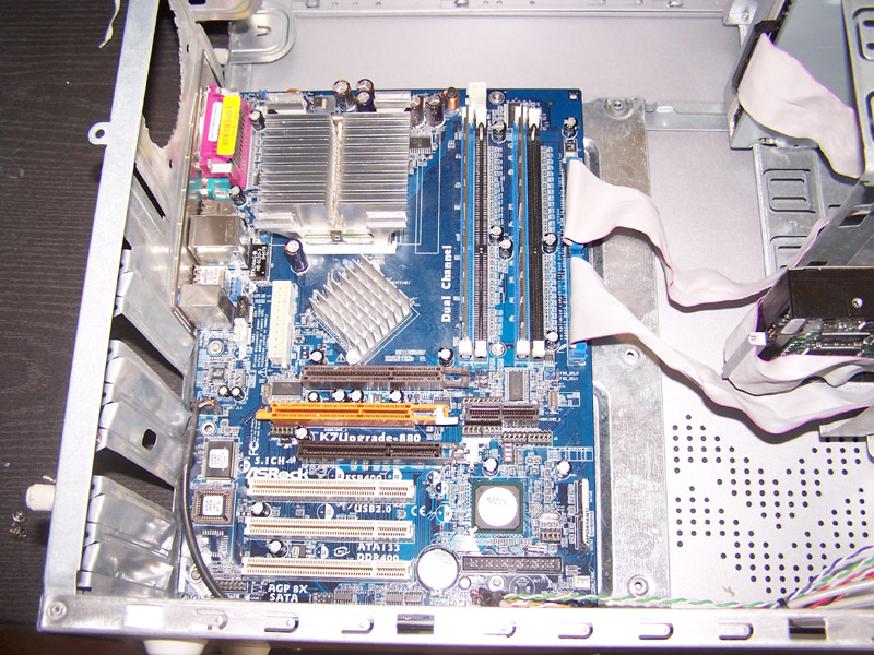 motherboard uložená v case